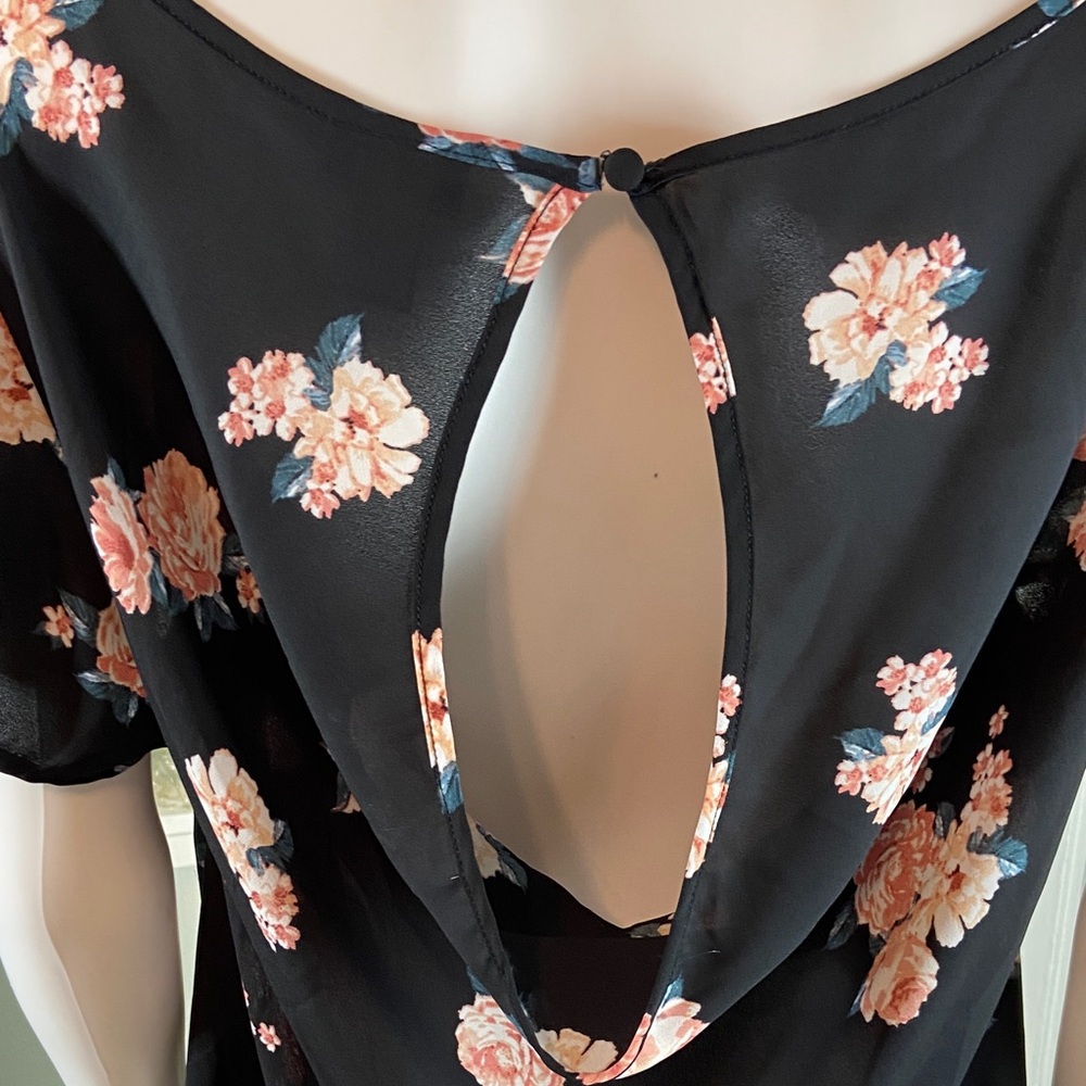 Torrid Semi Sheer Floral Black Top Blouse Shirt Size 00 Draped Back Cutout - Picture 6 of 10